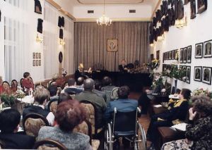 Słuchacze i wykonawcy (Antoni Bogucki - bas i Juliusz Adamowski - fortepian) koncertu "Mikołajowego" 6.12.1999 r. (Fot. M. Szwed).